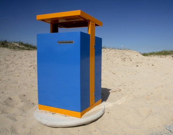 La fotografia mostra un cestino portarifiuti vandal da 200 litri in una spiaggia libera.