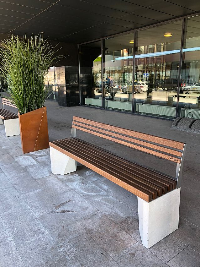 La fotografia mostra le panchine tahu poste all'ingresso di un aeroporto.