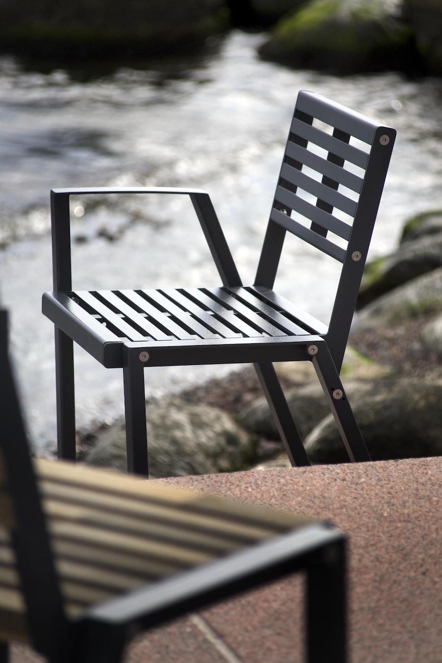 La fotografia mostra una sedia per esterni della serie klaar in acciaio su una terrazza sul mare.